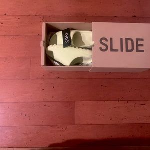 2022 green glow Yeezy slides size 7